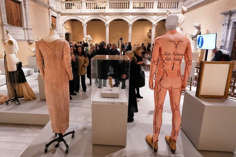 Un traje de spandex del diseñador belga Walter Van Beirendonck, de una colección de 2009 (a la derecha), se exhibe durante el anuncio en el Museo Metropolitano de Arte de Nueva York, el lunes 17 de noviembre de 2025, sobre la próxima exposición de moda de primavera Costume Art, que se inaugurará en la Met Gala de 2026. (Foto AP/Richard Drew)