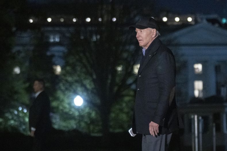 El presidente Joe Biden arriba a la Casa Blanca luego de un viaje de campaña a Michigan, 14 de marzo de 2024.(AP Foto/Manuel Balce Ceneta)