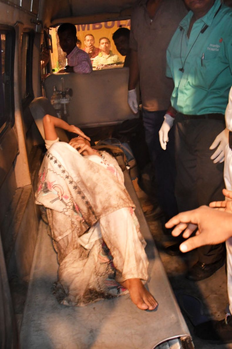 Una mujer herida se ve tumbada en una ambulancia tras una estampida en un lugar de culto para el festival hindú de Durga Puja, en Calcuta, India, el sábado 17 de octubre de 2026. (AP Foto)