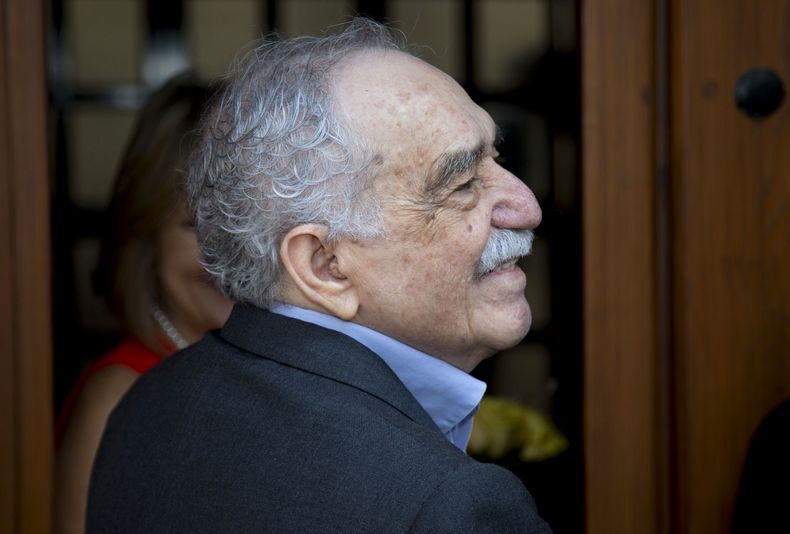 En esta foto de archivo del 6 de marzo de 2014, el premio Nobel de literatura colombiano Gabriel Garc&iacute;a M&aacute;rquez saluda a admiradores y periodistas frente a su casa en la Ciudad de M&eacute;xico. Garc&iacute;a M&aacute;rquez fue hospitalizado