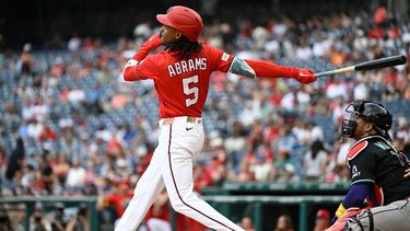 CJ Abrams, de los Nacionales de Washington, conecta un jonrón solitario durante la tercera entrada de un partido de béisbol contra los Diamondbacks de Arizona, el domingo 26 de julio de 2026, en Washington. (Foto AP/John McDonnell)