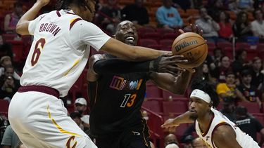 Adebayo consigue 30 puntos y Heat doblega a Cavs