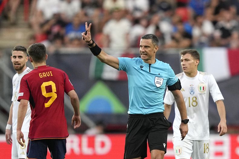 ARCHIVO - El árbitro esloveno Slavko Vincic durante la semifinal de la Liga de Naciones entre España e Italia, el 15 de junio de 2023, en Enschede, Holanda. Vincic dirigirá la final de la Liga de Campeones entre Real Madrid y Borussia Dortmund. (AP Foto/Martin Meissner)