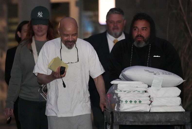 Douglas Stewart Carter, al frente a la izquierda, y su hijo Tyler Anger, a la derecha, salen de la cárcel del condado de Utah después de que un juez de Utah ordenara la liberación de Carter el lunes 28 de septiembre de 2026, en Spanish Fork, Utah. (AP Foto/George Frey)