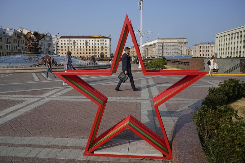 Personas caminan por la Plaza Independiente al atardecer del miércoles 5 de julio de 2023, en Minsk, Bielorrusia. (AP Foto/Alexander Zemlianichenko)