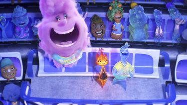 En esta imagen proporcionada por Disney/Pixar Studios los personajes Gale, centro a la izquierda, Ember, centro, y Wade, derecha, en una escena de Elemental. (Disney/Pixar vía AP)