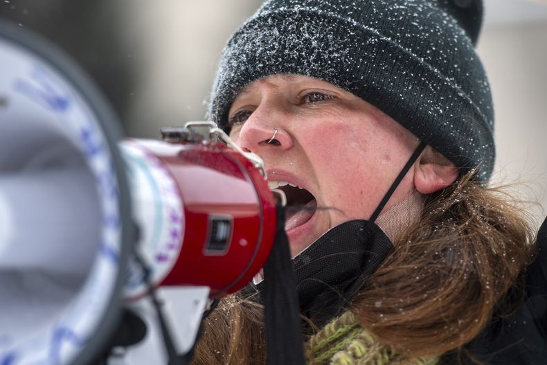 April Carey grita consignas durante una protesta el Día de los Presidentes, el lunes 17 de febrero de 2025, en Lincoln, Nebraska. (Justin Wan/Lincoln Journal Star vía AP)