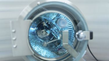 Esta fotografía facilitada por la empresa Seres Therapeutics muestra equipo fabricante de cápsulas orales terapéuticas de microbioma en la instalación de la compañía en Cambridge, Massachusetts, en mayo de 2022. (Genevieve de Manio/Seres Therapeutics vía AP)