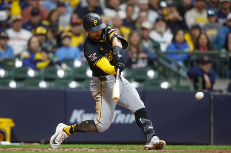 Nick Gonzales de los Piratas de Pittsburgh conecta un sencillo de dos carreras impulsadas durante la décima entrada de un partido de béisbol contra los Cerveceros de Milwaukee, el sábado 25 de abril de 2026, en Milwaukee. (AP Foto/Jeffrey Phelps)