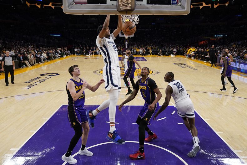 Ziaire Williams, alero de los Grizzlies de Memphis, realiza una clavada en el encuentro del viernes 5 de enero de 2024, ante los Lakers de Los Ángeles (AP Foto/Ashley Landis)