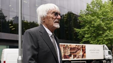 El exjefe de la F1 Bernie Ecclestone llega a la audiencia en la Corte de Southwark Crown para declararse no culpable de fraude en Londres el martes 6 de junio del 2023. (AP Foto/Alberto Pezzali)