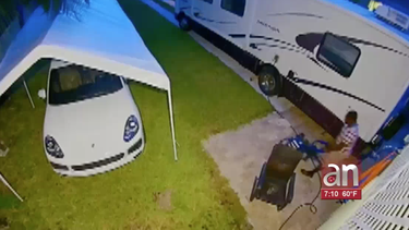 ladron encuentra las llaves del carro de la casa donde estaba robando y se escapa en el