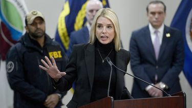 La secretaria de Justicia de EEUU, Pam Bondi, habla sobre un líder de la pandilla MS-13 de 24 años que fue arrestado en Virginia, el 27 de marzo de 2025, durante una conferencia de prensa en la Oficina de Campo del FBI en Manassas, Virginia. (AP Foto/Rod Lamkey)