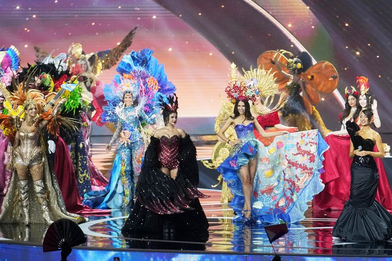 Concursantes en la competencia de trajes nacionales del certamen de belleza Miss Universo en la provincia de Nonthaburi, Tailandia, el miércoles 19 de noviembre de 2025. (Foto AP/Sakchai Lalit)