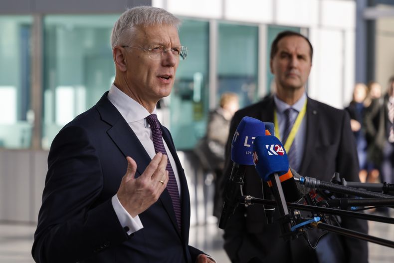 El ministro del Exterior de Letonia, Krisjanis Karins, habla con la prensa durante una reunión de cancilleres de la OTAN en la sede de la alianza en Bruselas, martes 28 de noviembre de 2023. (AP Foto/Geert Vanden Wijngaert)