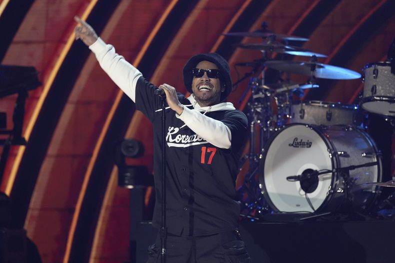Anderson .Paak actúa durante el concierto benéfico FireAid el jueves 30 de enero de 2025 en The Forum en Inglewood, California (Foto AP/Chris Pizzello)