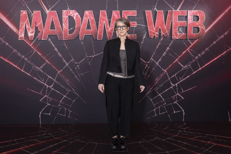 La directora S.J. Clarkson posa durante una sesión para promover la película Madame Web en Londres el miércoles 31 de enero de 2024. (Foto Vianney Le Caer/Invision/AP)