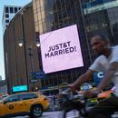 Un letrero que dice JUST&T MARRIED (T y T recién casados) se muestra en el Madison Square Garden durante la boda de la cantante Taylor Swift y el jugador de la Liga Nacional de Fútbol Americano Travis Kelce, el viernes 3 de julio de 2026, en Nueva York. (Foto AP/Ryan Murphy)
