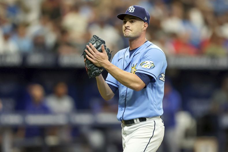 Shane McClanahan, lanzador abridor de los Rays de Tampa Bay, celebra al final de la séptima entrada en contra de los Rangers de Texas, en el juego de béisbol del domingo 11 de junio de 2023, en San Petersburgo, Florida. Los Rays ganaron 7-3. (AP Foto/Mike Carlson)