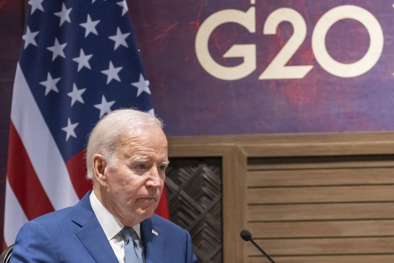 ARCHIVO - El presidente estadounidense Joe Biden habla en una reunión con su colega indonesio Joko Widodo al margen de la cumbre del G20, 14 de noviembre de 2022 en Bali. La Casa Blanca anunció el martes 22 de agosto de 2023 que Biden asistirá en setiembre a la cumbre del G20 en Nueva Delhi y la vicepresidenta Kamala Harris irá a la cumbre de ASEAN en Yakarta. (AP Foto/Alex Brandon, File)