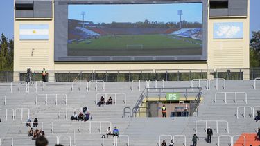 Espectadores esperan por el inicio del partido de Italia contra Nigeria por el Grupo D del Mundial Sub20 en el estadio Malvinas Argentinas de la provincia de Mendoza, Argentina, miércoles 24 de mayo, 2023. (AP Foto/Natacha Pisarenko)