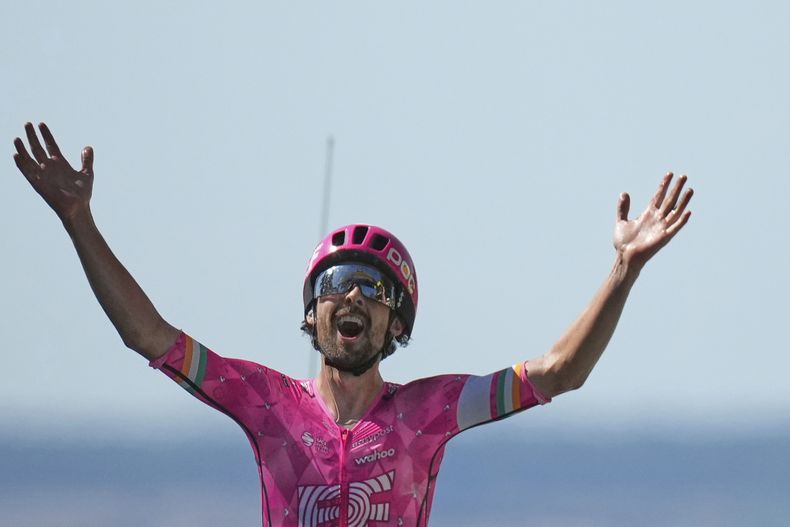 Ben Healy de Irlanda celebra al cruzar la meta para ganar la sexta etapa de la carrera ciclista del Tour de Francia sobre 201.5 kilómetros (125.2 millas) con salida en Bayeux y llegada en Vire Normandía, Francia, el jueves 10 de julio de 2025. (AP Photo/Mosaab Elshamy)