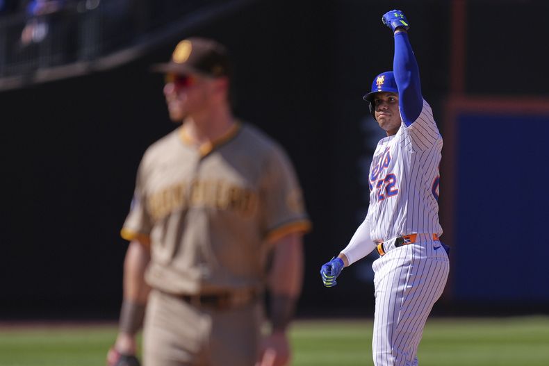 Juan Soto de los Mets de Nueva York celebra tras batear un doble ante los Padres de San Diego, el jueves 18 de septiembre de 2025, en Nueva York. (AP Foto/Seth Wenig)