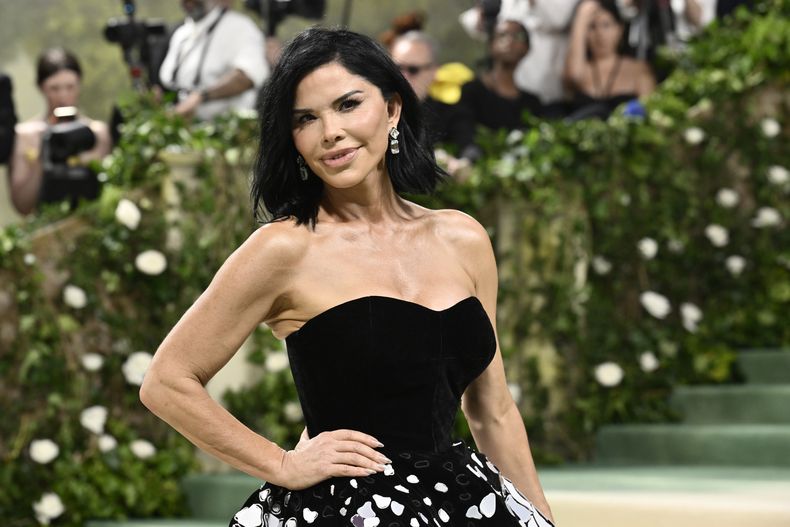 Lauren Sanchez llega a la gala benéfica del Instituto del Vestido del Museo Metropolitano de Arte para celebrar la inauguración de la exposición Sleeping Beauties: Reawakening Fashion el lunes 6 de mayo de 2024, en Nueva York. (Foto Evan Agostini/Invision/AP)