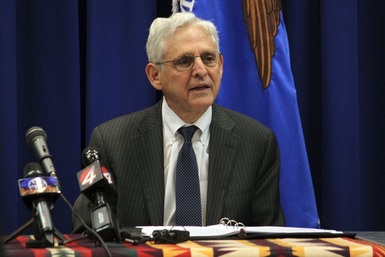 ARCHIVO - El secretario de Justicia, Merrick Garland, habla durante una visita a Albuquerque, Nuevo México, el 12 de agosto de 2024. ( AP Foto/Susan Montoya Bryan, Archivo)