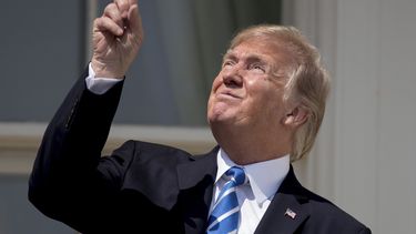 Trump observa eclipse desde la Casa Blanca