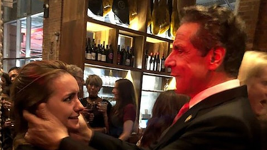 ¿puedo besarte?: la foto que muestra el acoso de andrew cuomo a una mujer en medio de una boda