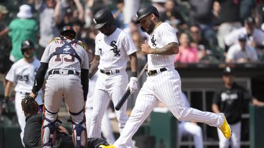 Yoan Moncada de los Medias Blancas de Chicago anota en la décima entrada frente al relevista de los Tigres de Detroit José Cisnero en el juego del sábado 3 de junio del 2023. (AP Foto/Charles Rex Arbogast)