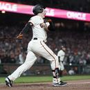 El jugador de los Gigantes de San Francisco Mike Yastrzemski mira su jonrón de tres carreras en el 10mo inning de su juego de béisbol contra los Padres de San Diego en San Francisco, el lunes 19 de junio de 2023. Los Gigantes derrotaron a los Padres 7-4 en 10 innings. (AP Foto/Jeff Chiu)