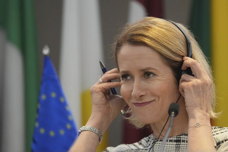 Kaja Kallas, la alta representante de la UE para Relaciones Exteriores y Política de Seguridad, escucha una pregunta durante una conferencia de prensa tras reunirse con funcionarios de alto rango del gobierno serbio en Belgrado, Serbia, el jueves 22 de mayo de 2025. (AP Foto/Darko Vojinovic)