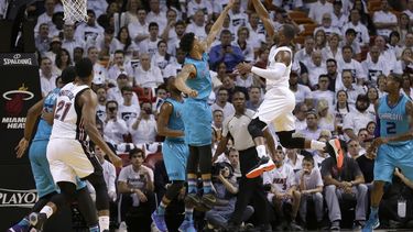 Con 28 puntos de Wade, Heat toma ventaja de 2-0