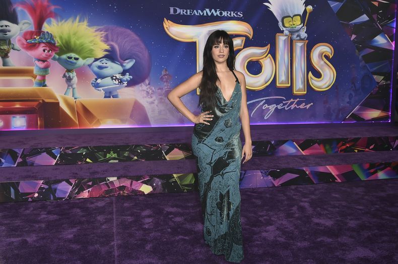 Camila Cabello llega al estreno de Trolls Band Together el miércoles 15 de noviembre de 2023 en el Teatro Chino TCL en Los Angeles. (Foto Richard Shotwell/Invision/AP)