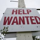 ARCHIVO - Cartel de oferta de empleos en Lansdale, Pennsylvania, 28 de abril de 2023. (AP Foto/Matt Rourke, File)