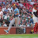 Garrett Mitchell (centro), de los Cerveceros de Milwaukee, anota entre el lanzador abridor de los Cardenales de San Luis, Andre Pallante (izquierda), y el receptor Iván Herrera durante la tercera entrada de un partido de béisbol, el jueves 9 de julio de 2026, en San Luis. (Foto AP/Jeff Roberson)