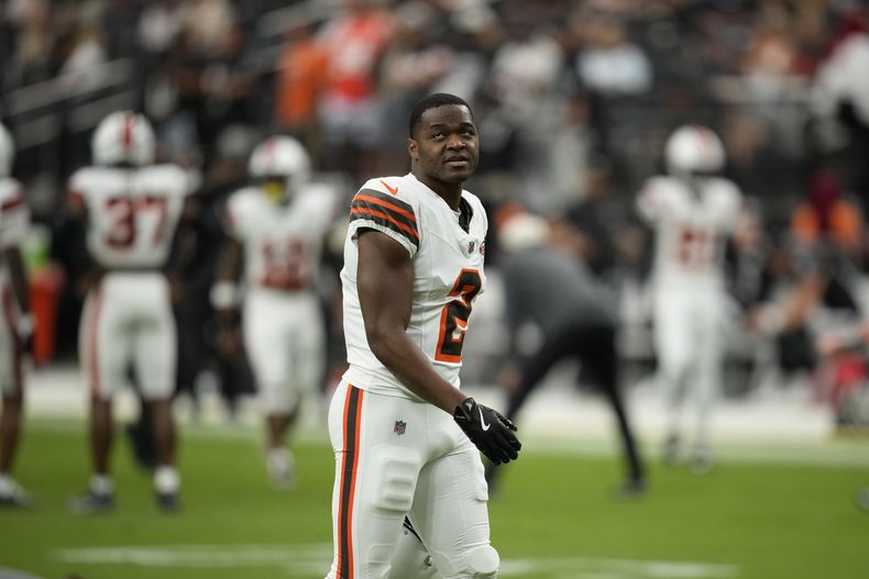 El receptor abierto de los Browns de Cleveland, Amari Cooper, observa antes de un partido de fútbol americano de la NFL contra los Raiders de Las Vegas, el domingo 29 de septiembre de 2024, en Las Vegas. (AP Foto/John Locher)