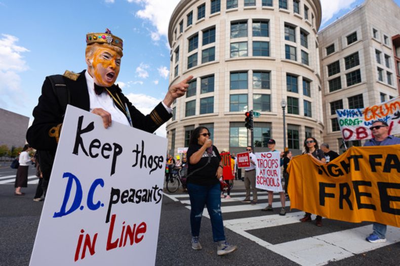Manifestantes cerca del tribunal federal detienen el tráfico y piden el fin del despliegue de la Guardia Nacional realizado por el presidente President Donald Trump en Washington, el miércoles 14 de octubre de 2026. (AP Foto/J. Scott Applewhite)