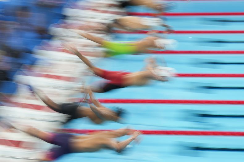 Los nadadores saltan al agua durante una eliminatoria de los 100 metros pecho en los Juegos Olímpicos de París, el sábado 27 de julio de 2024 (AP Foto/Martin Meissner)