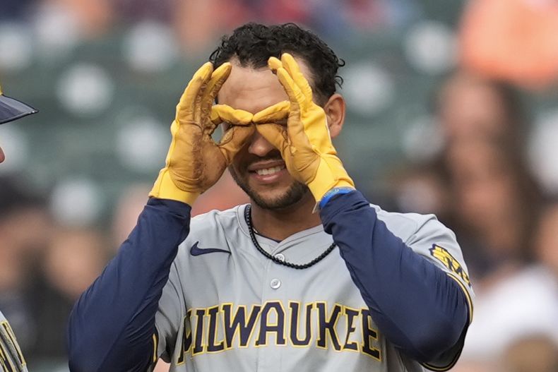 Blake Perkins, de los Cerveceros de Milwaukee, reacciona luego de conectar un triple productivo ante los Tigres de Detroit, en la segunda entrada del juego de béisbol, el viernes 7 de junio de 2024, en Detroit. (AP Foto/Paul Sancya)