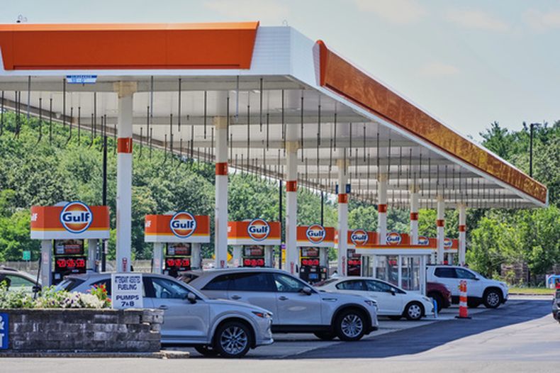 ARCHIVO - Autos cargan combustible en los surtidores de una estación de servicio Gulf Oil en la autopista Massachusetts Turnpike, el domingo 19 de julio de 2026, cerca de Boston. (AP Foto/Gene J. Puskar, archivo)