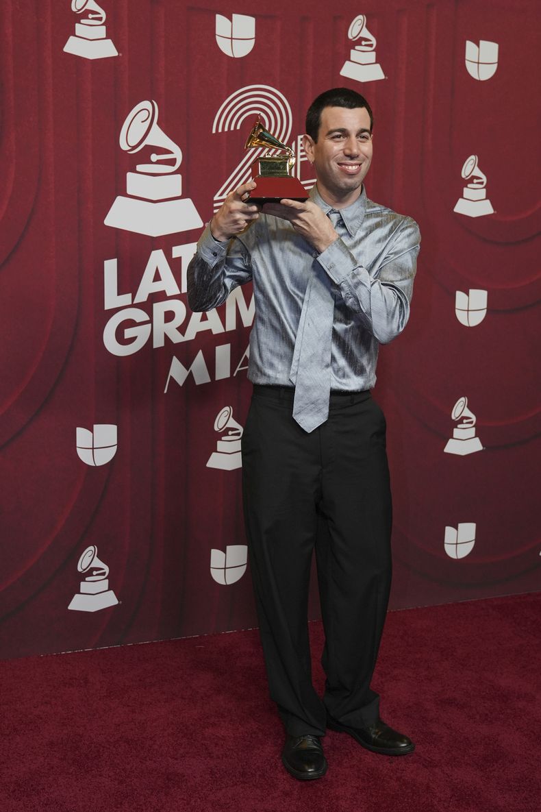 Conociendo Rusia posa tras ganar el premio a la mejor canción pop/rock en la 25a ceremonia anual del Latin Grammy el jueves 14 de noviembre de 2024, en Miami. (Foto AP/Rebecca Blackwell)