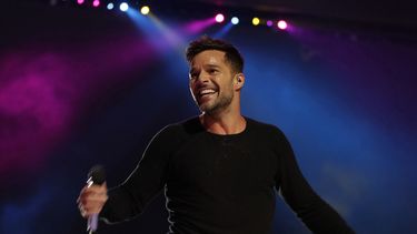 americateve | En esta foto del 30 de octubre del 2011, Ricky Martin canta en la ceremonia de clausura de los Juegos Panamericanos en Guadalajara, M&eacute;xico. El superastro puertorrique&ntilde;o ayudar&aacute; a escoger la canci&oacute;n ganadora de un concurso para