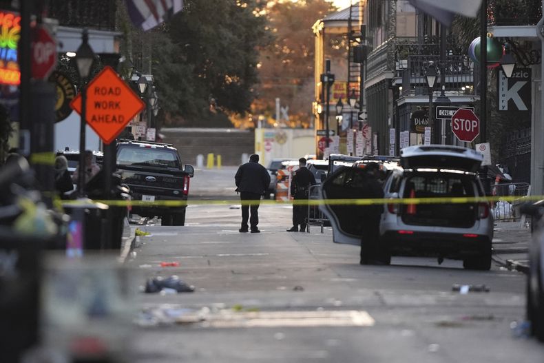 Personal de emergencias vigila una zona en la que un vehículo arrolló a una multitud en el cruce de las calles Canal y Bourbon, el miércoles 1 de enero de 2025, en Nueva Orleans. (AP Foto/Gerald Herbert)
