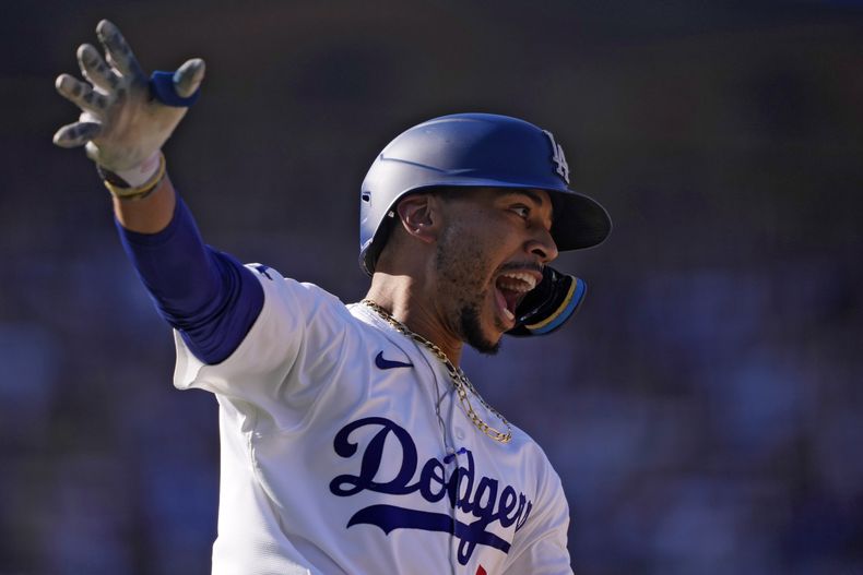 Mookie Betts, de los Dodgers de Los Ángeles celebra luego de su cuadrangular para dejar tendido en el terreno a los Rockies de Colorado en la novena entrada del juego de béisbol, el domingo 22 de septiembre de 2024, en Los Ángeles. (AP Foto/Mark J. Terrill)