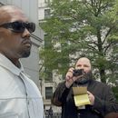 Ye, el rapero anteriormente conocido como Kanye West, sale del tribunal federal durante el juicio de Sean Diddy Combs en Nueva York el viernes 13 de junio de 2025. (Foto AP/Larry Neumeister)