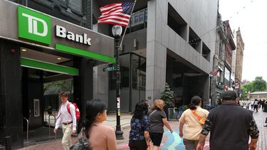 Peatones pasan frente a una sucursal del banco TD Bank, el 24 de junio de 2026, en Boston. (Foto AP/Charles Krupa, Archivo)