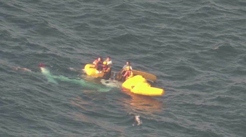 En esta imagen difundida por la Guardia Costera japonesa, socorristas rescatan a personas que viajaban en un helicóptero médico que cayó en el mar, en el suroeste de Japón, el domingo 6 de abril de 2025. (Guardia Costera de Japón vía AP)